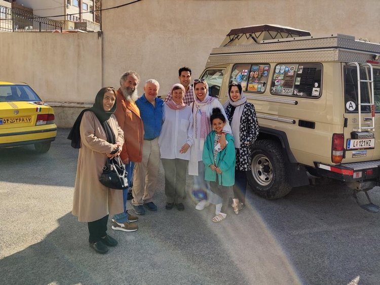 Iraner und Reisende posieren vor Toyota